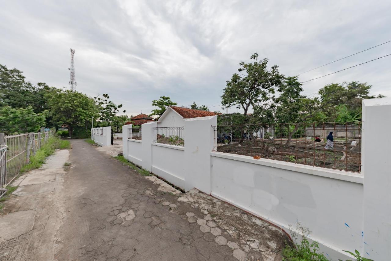 Reddoorz Syariah Near Alun Alun Ciledug Cirebon Hotel Bagian luar foto